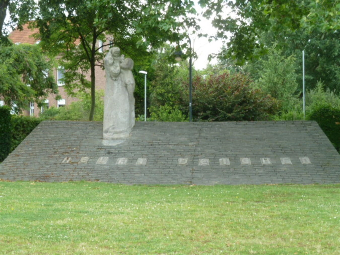 "Deich-Denkmal in Mehr Dorfmitte, historisches Wahrzeichen, Foto privat"