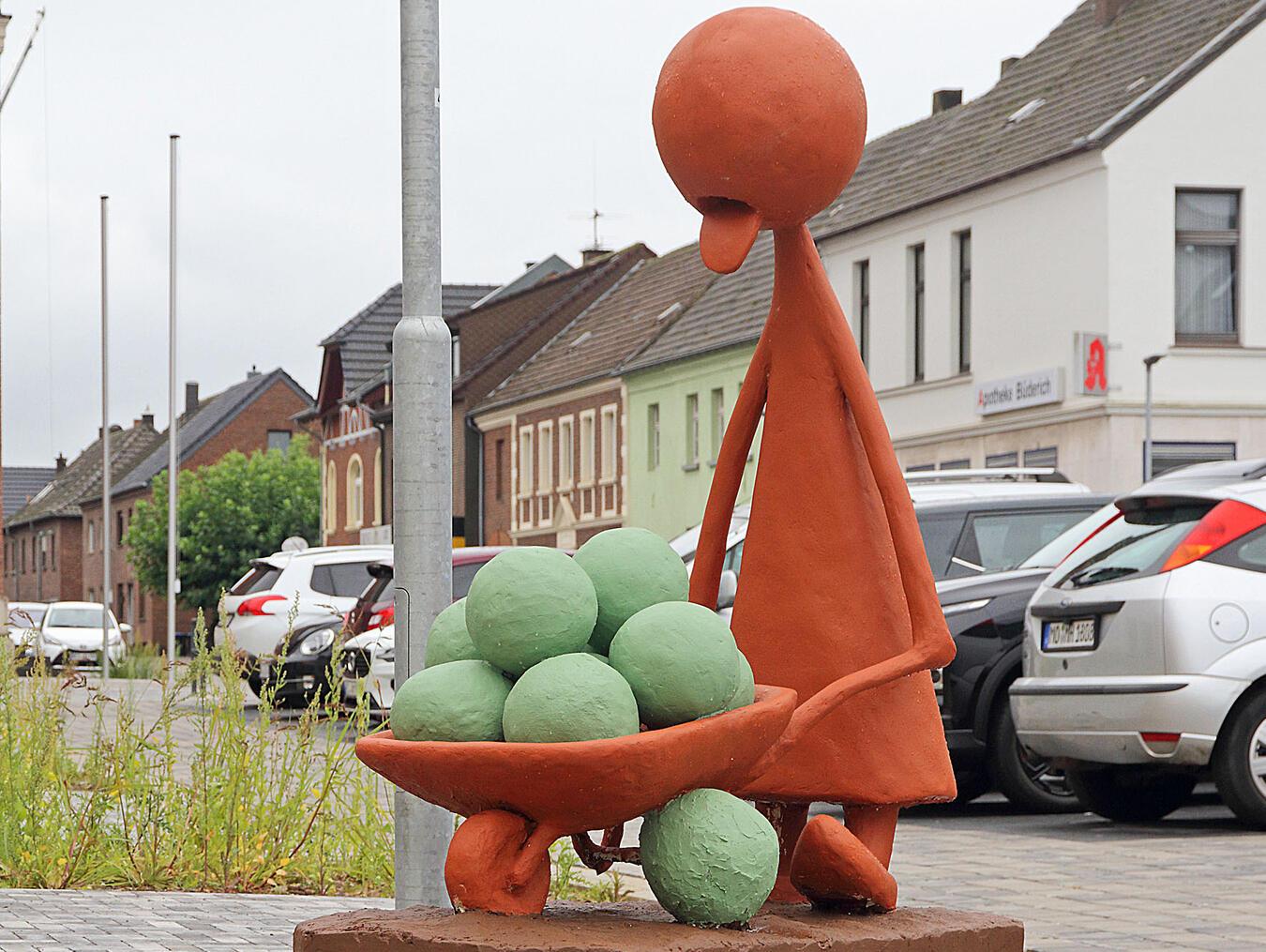 Nach 16 Monaten Bauzeit: Der Marktplatz in Büderich ist fertig Das Denkmal Kappes on Klompe. NN-Foto: Theo Leie