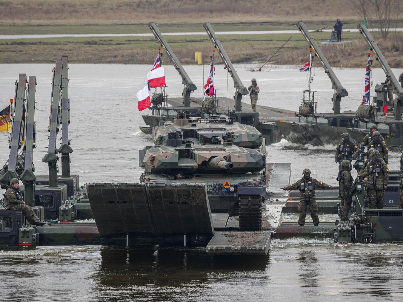 Das Deutsch/Britische Pionierbrückenbataillon 130 aus Minden (NRW) bei der Verlegung von Material über einen Gewässerabschnitt. Foto: Bundeswehr/Marco Dorow