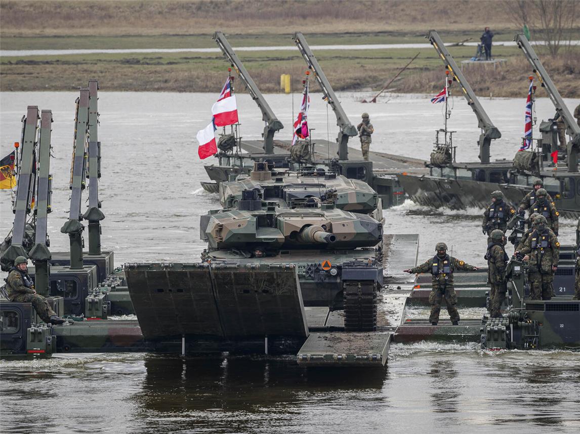Das Deutsch/Britische Pionierbrückenbataillon 130 aus Minden (NRW) bei der Verlegung von Material über einen Gewässerabschnitt. Foto: Bundeswehr/Marco Dorow