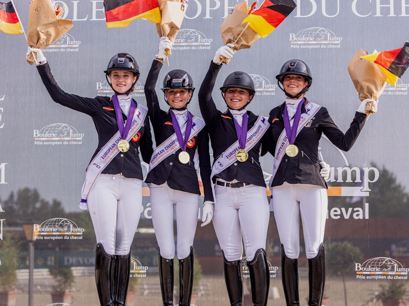 Das deutsche Team jubelt über Goldmedaillen.
