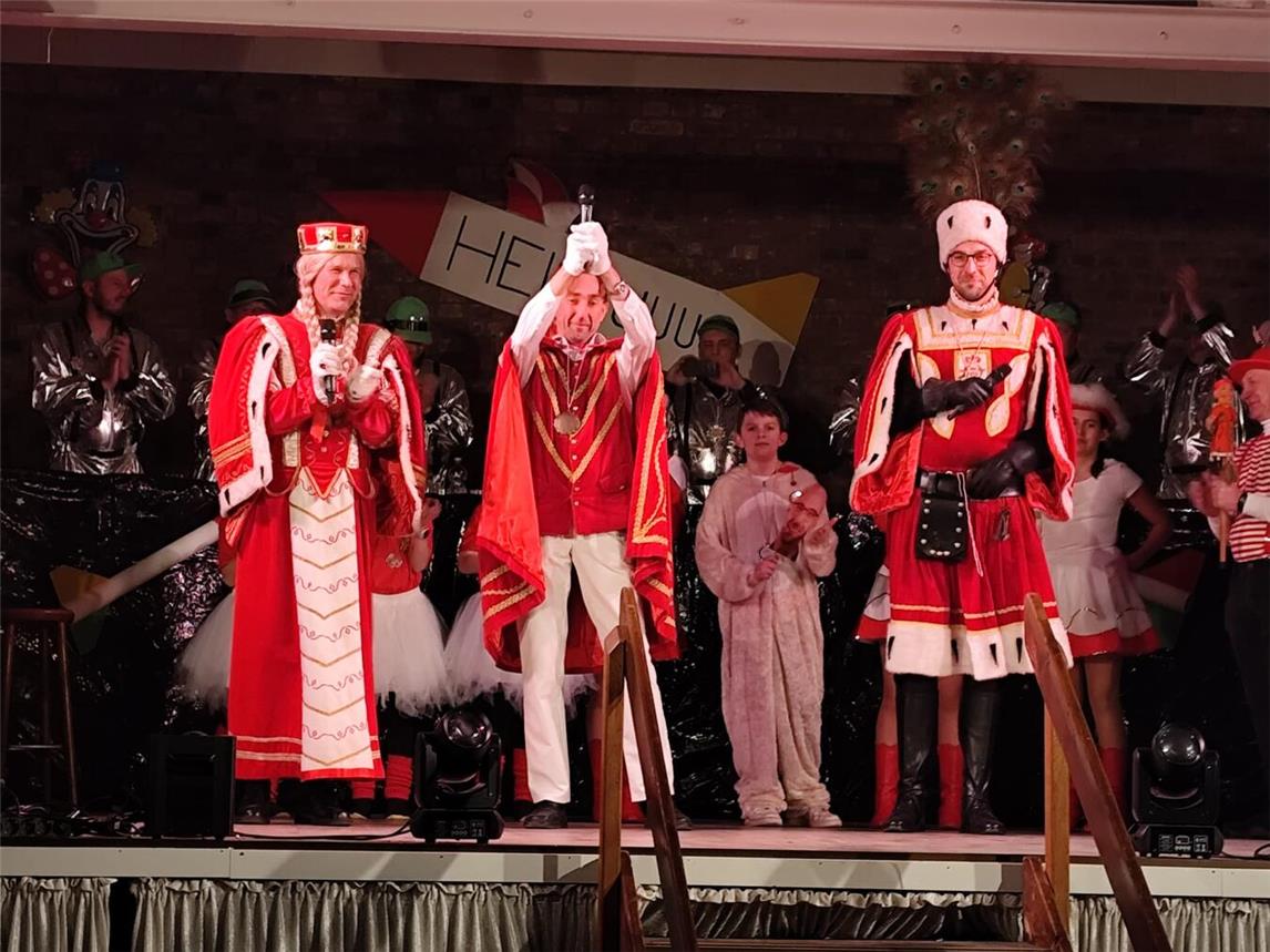 Das diesjährige Dreigestirn auf der Bühne. Foto: privat