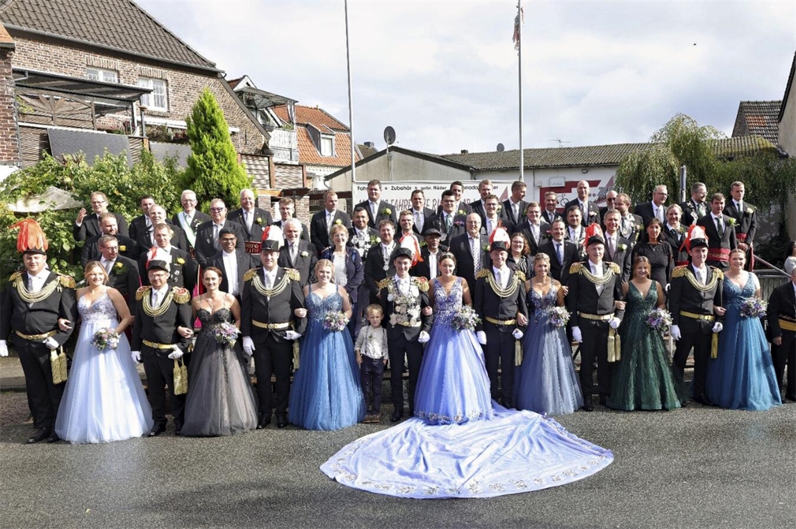"Stadtbund-Schützenfest 2023: Tradition verbindet, fröhliche Teilnehmer in Tracht"