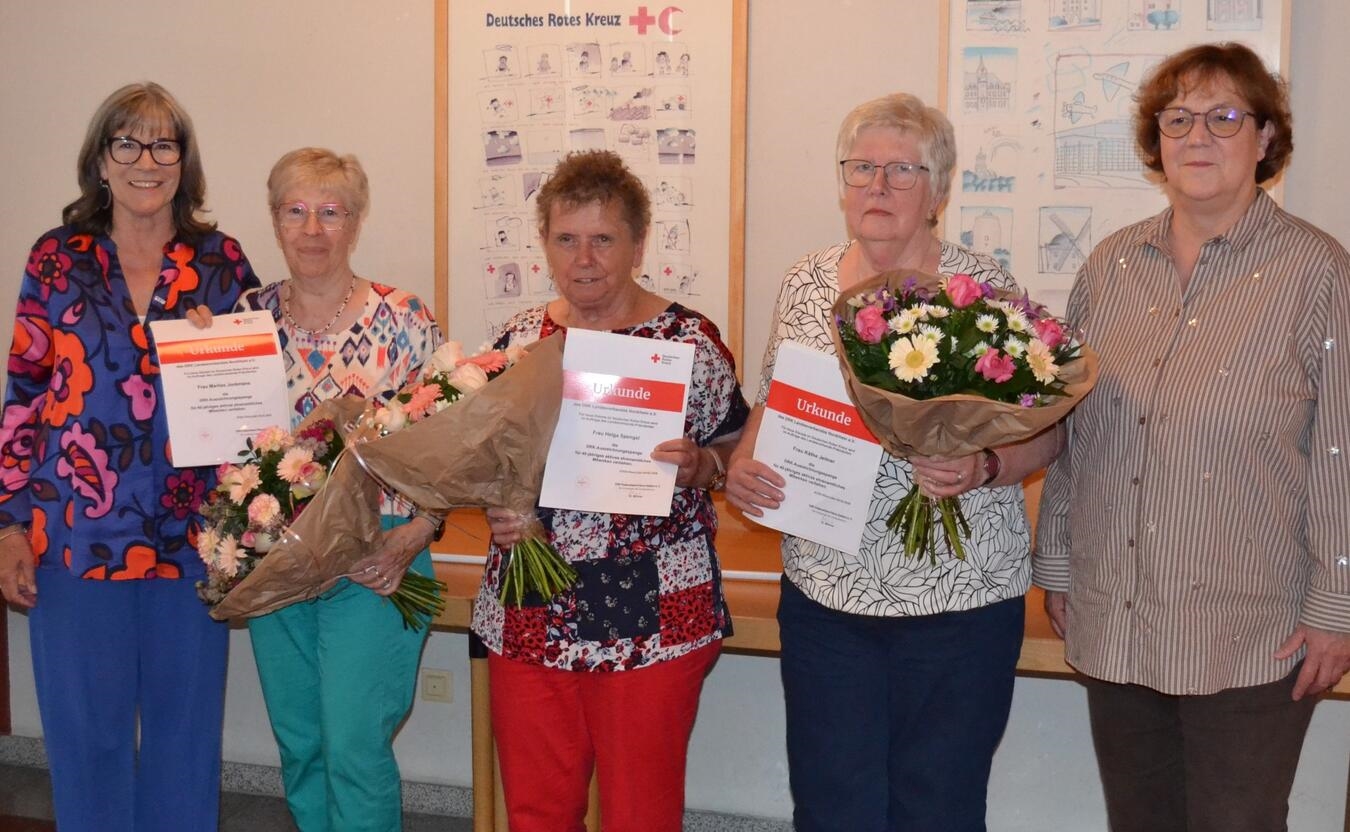 "DRK-Vorstand mit Maria Anna Kaußen und Team, Gruppenfoto beim Treffen, Foto: Privat"