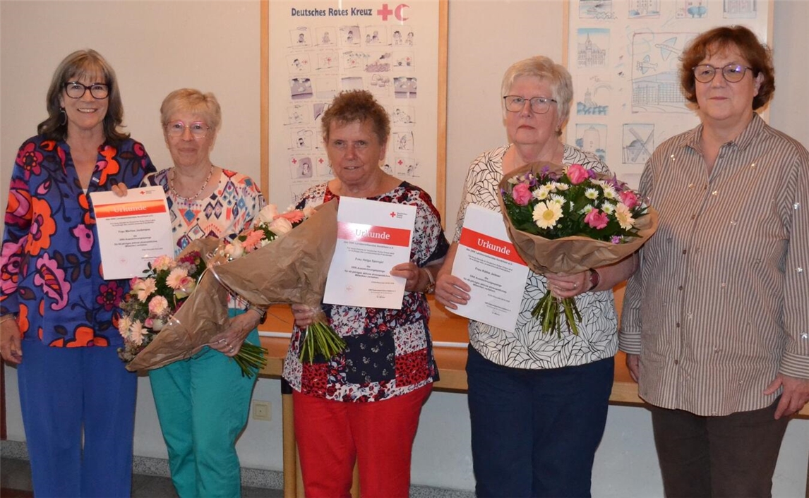 "DRK-Vorstand mit Maria Anna Kaußen und Team, Gruppenfoto beim Treffen, Foto: Privat"