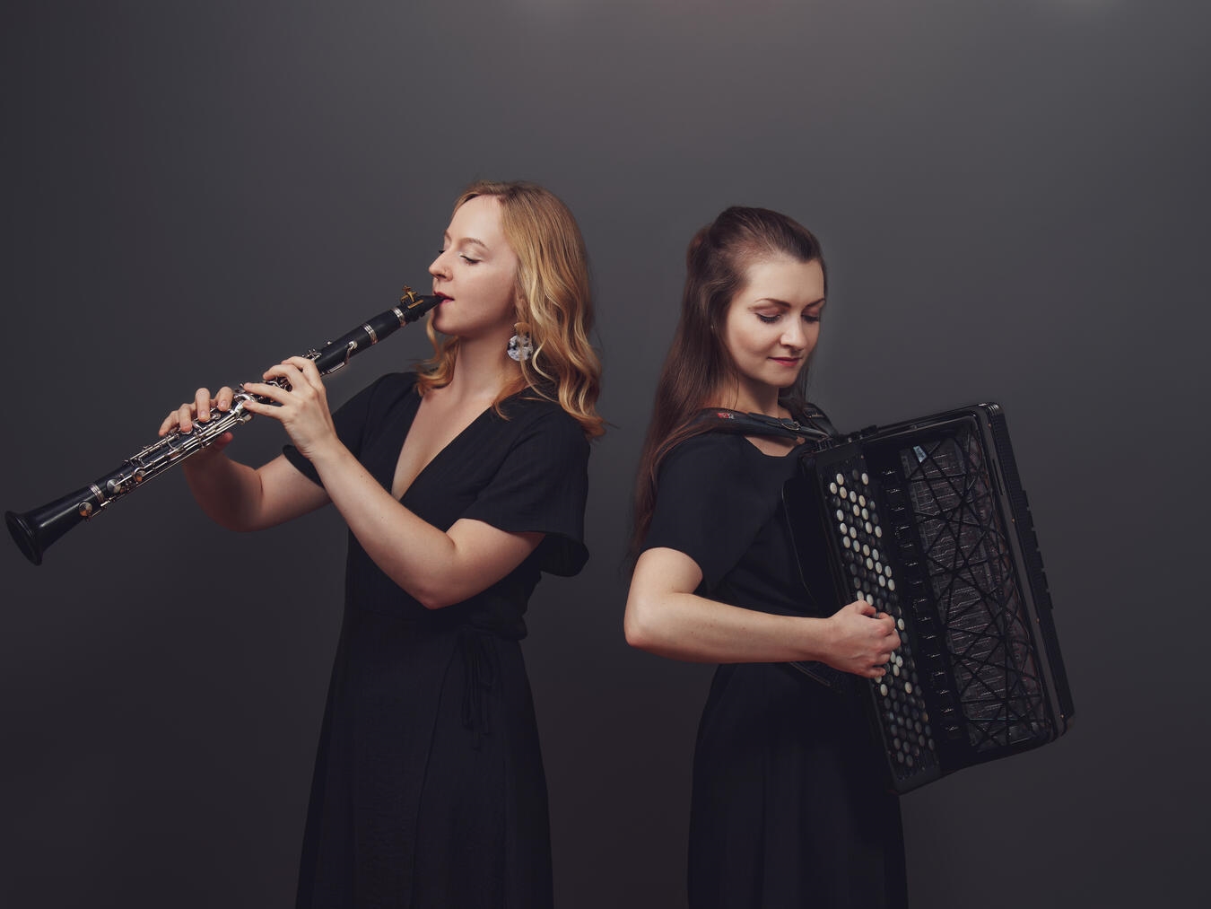 Das Duo Amabile: Paula Breland (Klarinette, l.) und Anna-Katharina Schau (Akkordeon). Foto: Clara Evens
