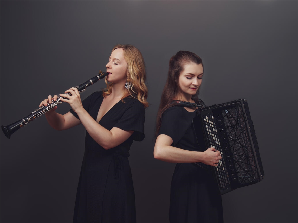 Das Duo Amabile: Paula Breland (Klarinette, l.) und Anna-Katharina Schau (Akkordeon). Foto: Clara Evens