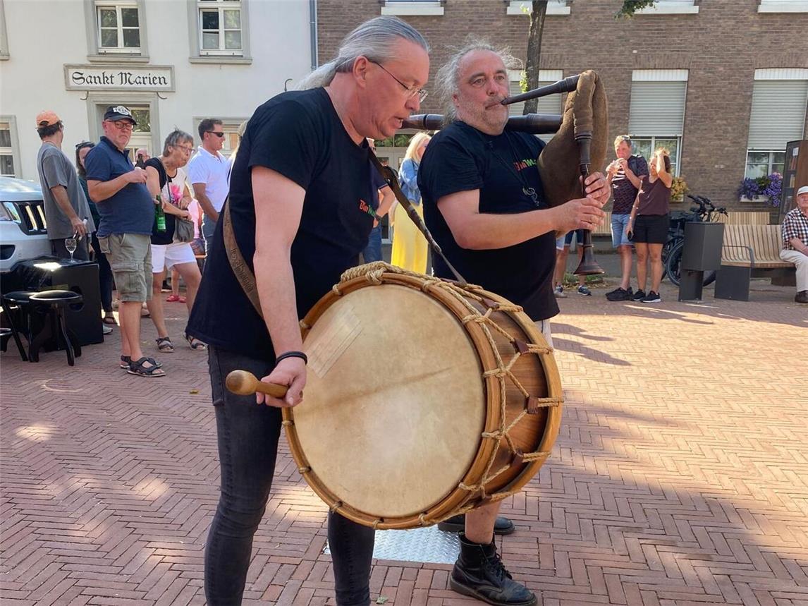 Das Duo Claus und Schona widmet sich mit einem bunt gemischten Instrumentarium. Foto: Biermolch