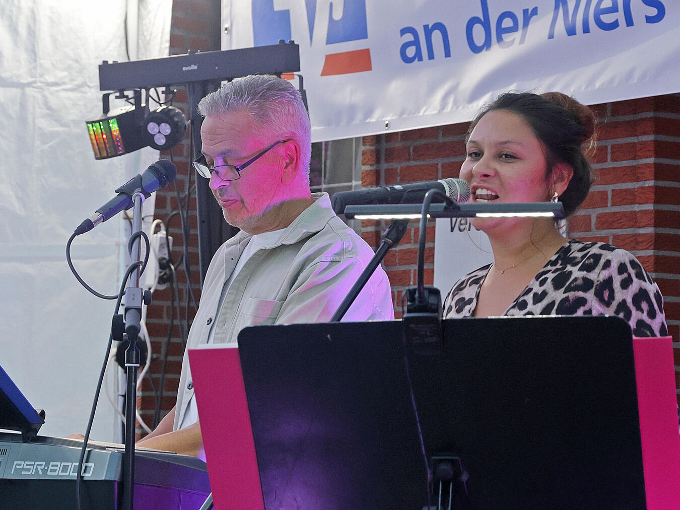 "Live-Auftritt des Duo Flash mit stimmungsvoller Musik auf Konzertbühne"