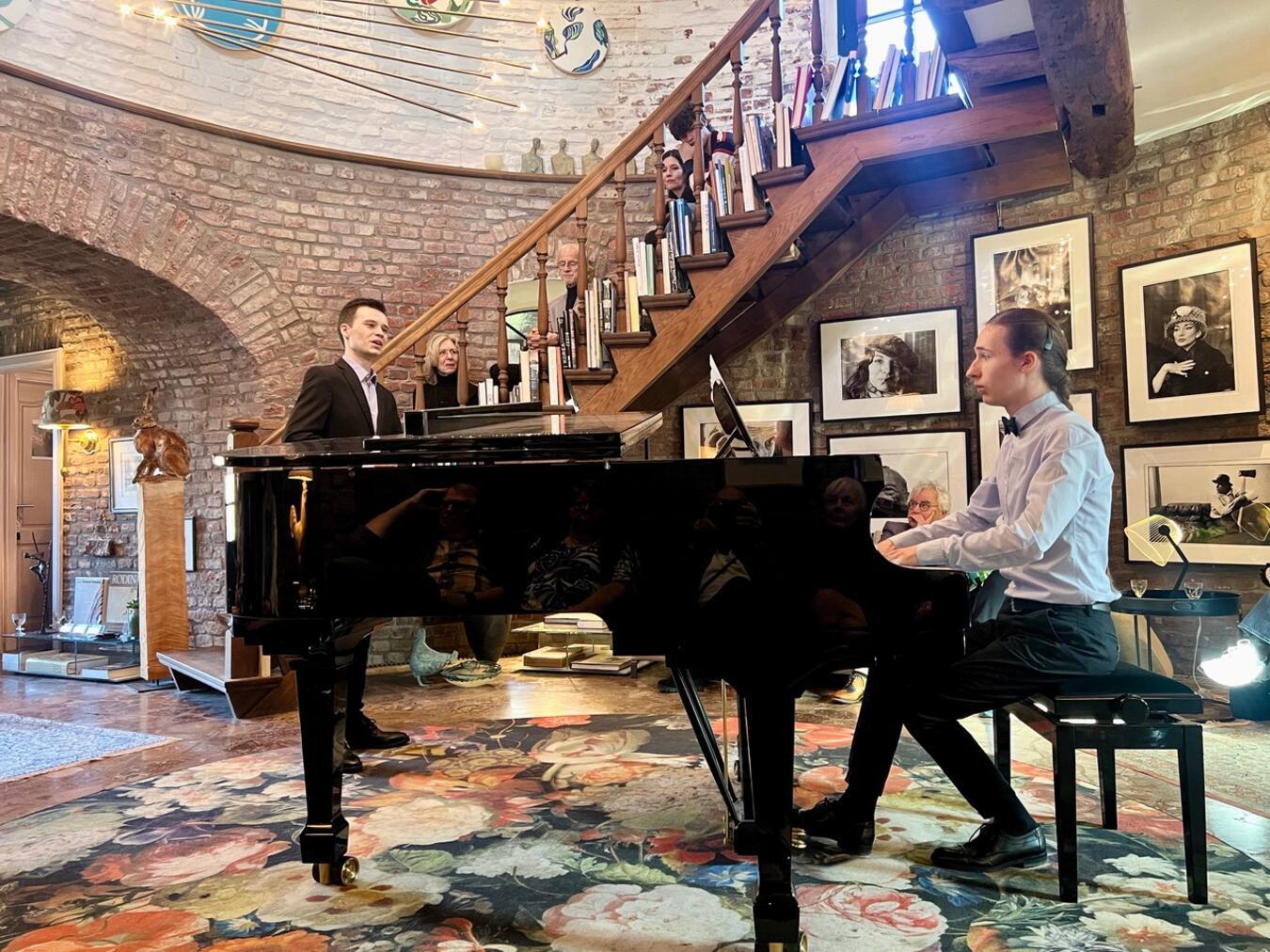 Junge Stars in altem Gemäuer Das Duo Heeren mit Benedict (Gesang) und Vincent (am Flügel) in der Issumer Musenmühle.Foto: Kurt Kormann