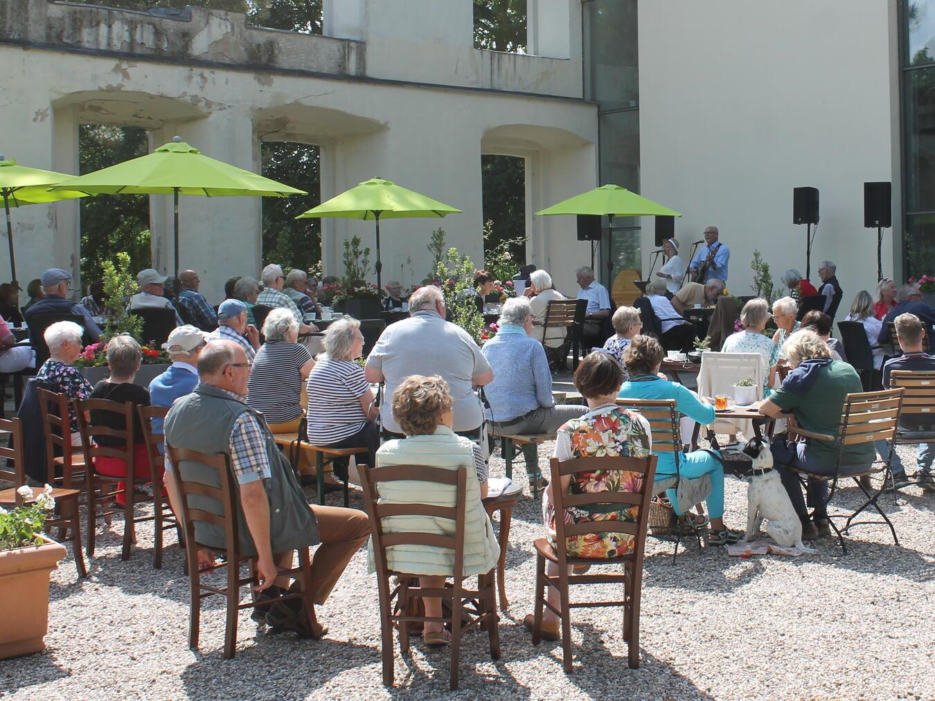 Das Duo HörBar bei einem vergangenen Konzert auf der Außenterasse der Burg Boetzelaer. Foto: MVO