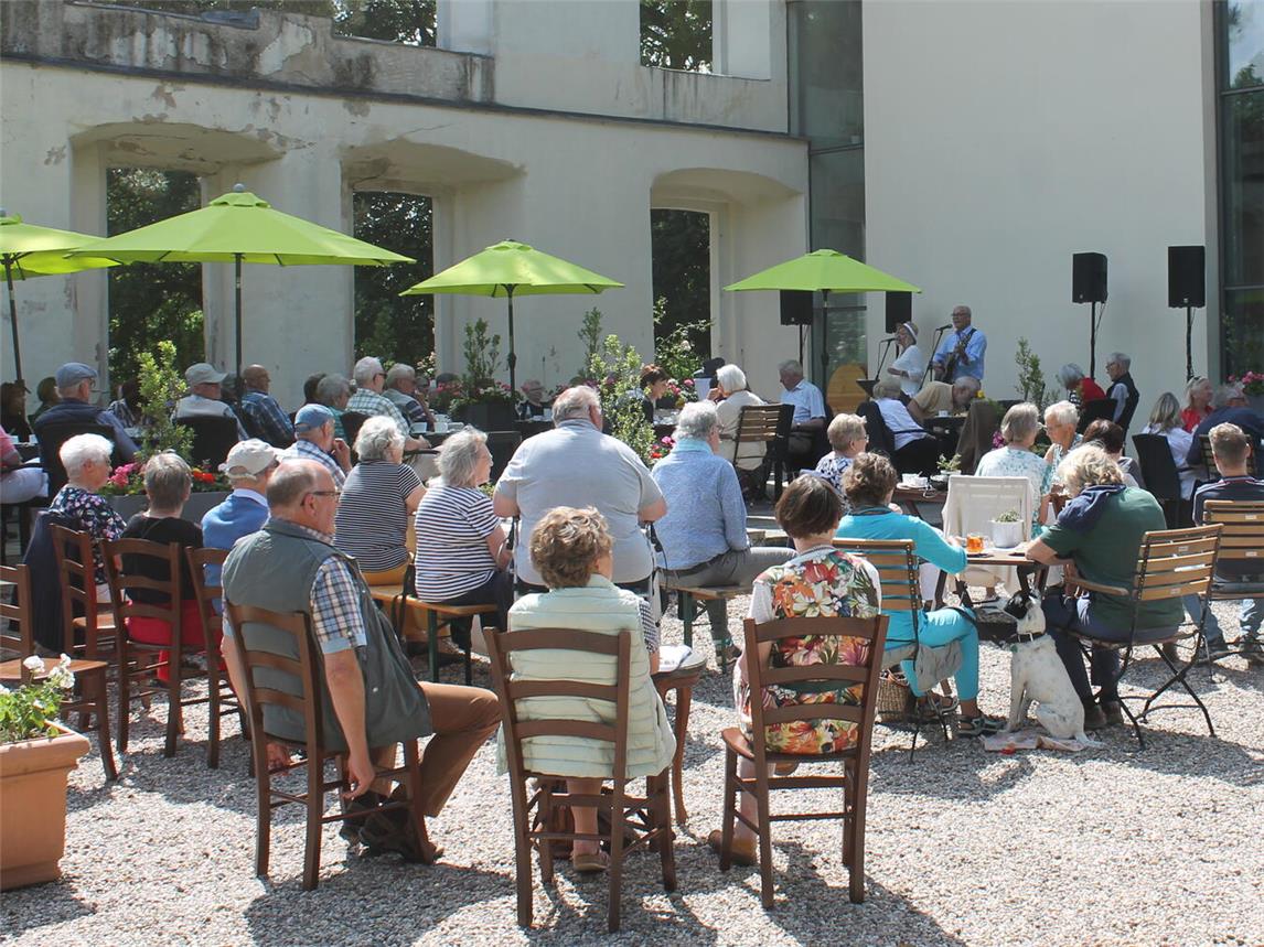 Das Duo HörBar bei einem vergangenen Konzert auf der Außenterasse der Burg Boetzelaer. Foto: MVO