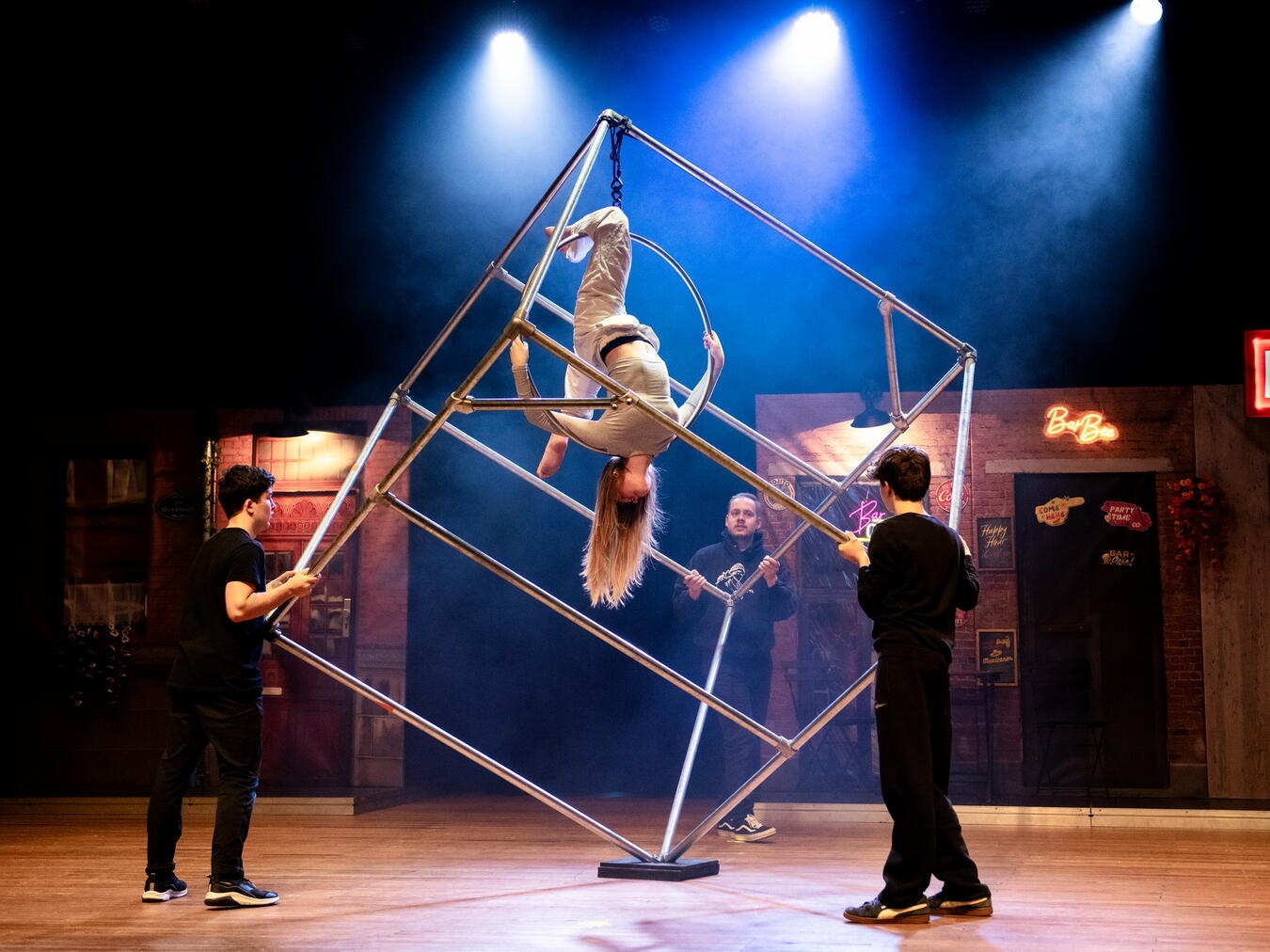 „Das echte Leben“ bringt die neue Show der MoveFactory auf die Bühne in Rees. Foto: Lucas Hans