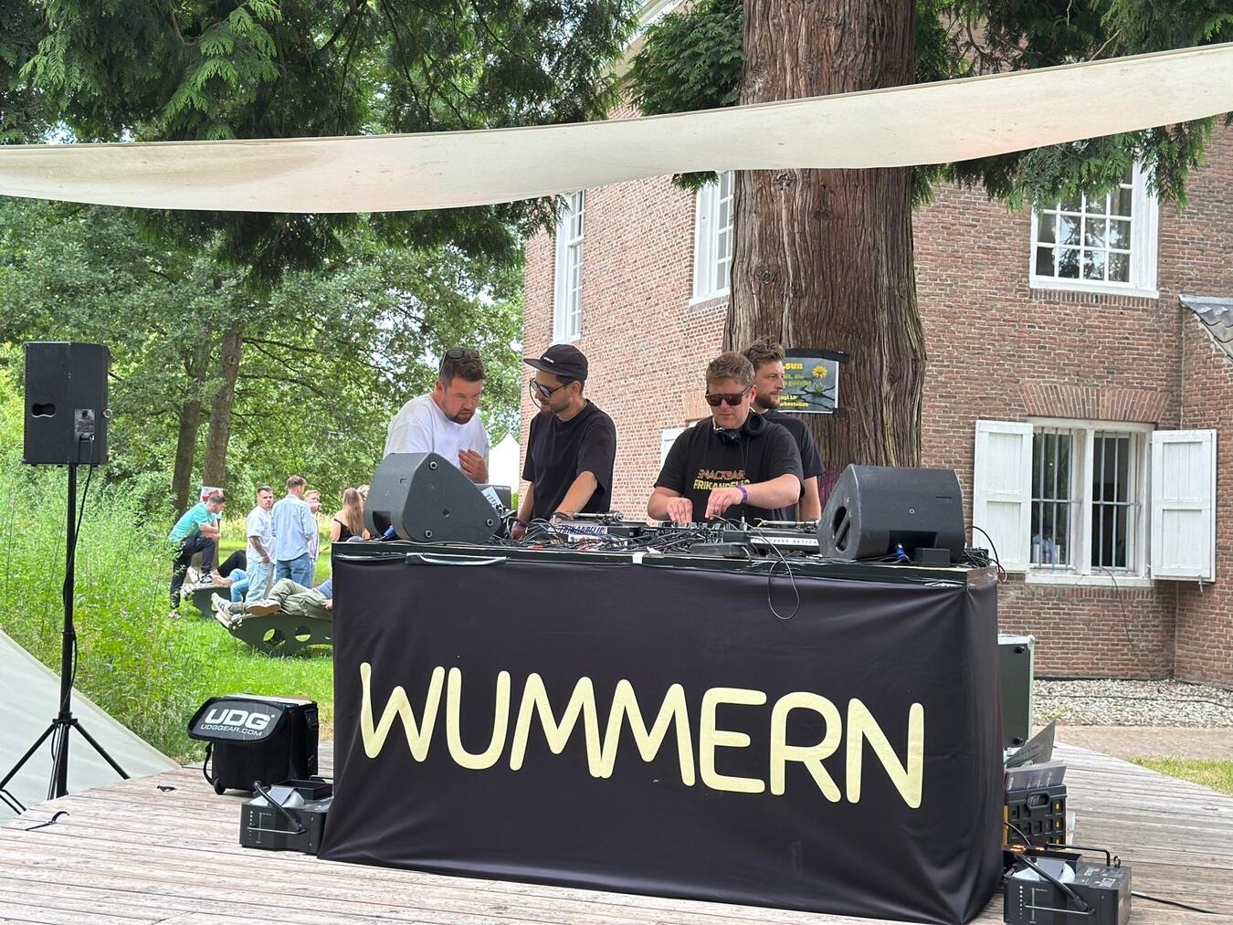 "Elektronisches Musikfestival am Schlösschen Borghees mit Kneipenwummern-Team, TIK Emmerich."