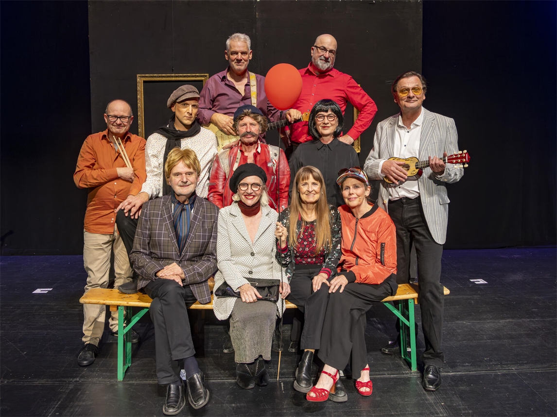 Alt-Tag: "Elfköpfiges Ensemble von Stunk Unplugged in Rees, Foto von Ansgar van Treeck"