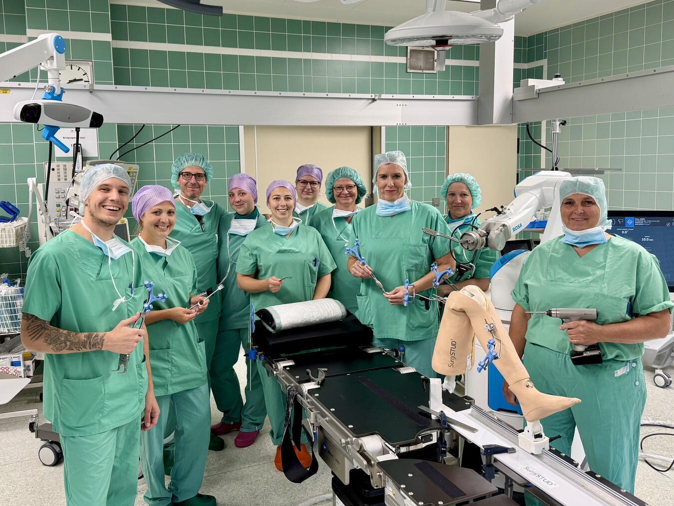 Robotergestüztes System im Krankenhaus Emmerich Das Emmericher OP-Team um Dr. med. Tanja Kostuj, Chefärztin Orthopädie und Unfallchirurgie, bei der Einweisung am Rosa-Roboter. Foto: St.-Willibrord-Spital Emmerich