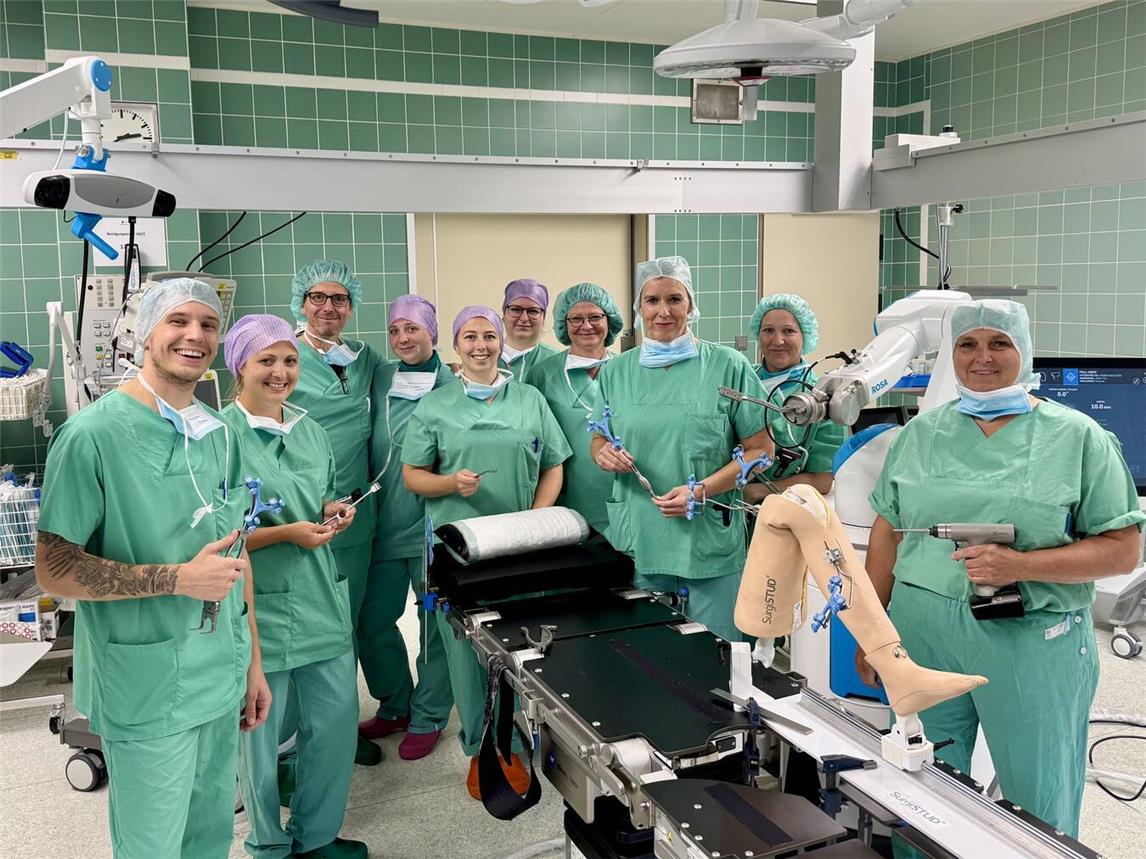 Das Emmericher OP-Team um Dr. med. Tanja Kostuj, Chefärztin Orthopädie und Unfallchirurgie, bei der Einweisung am Rosa-Roboter. Foto: St.-Willibrord-Spital Emmerich
