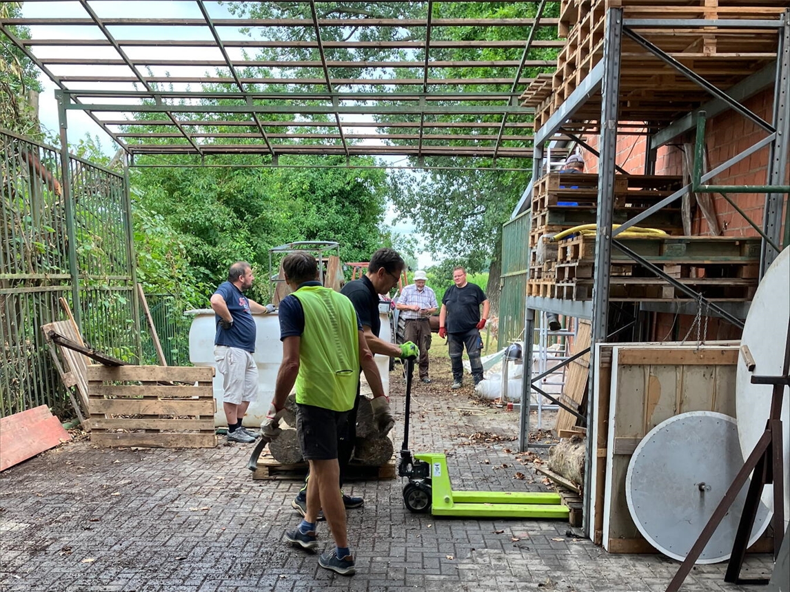 Das Engagement der Haffener Schützen bei der Dachsanierung des alten Schießstands unterstützt Westnetz mit 2.000 Euro. Foto: Westnetz