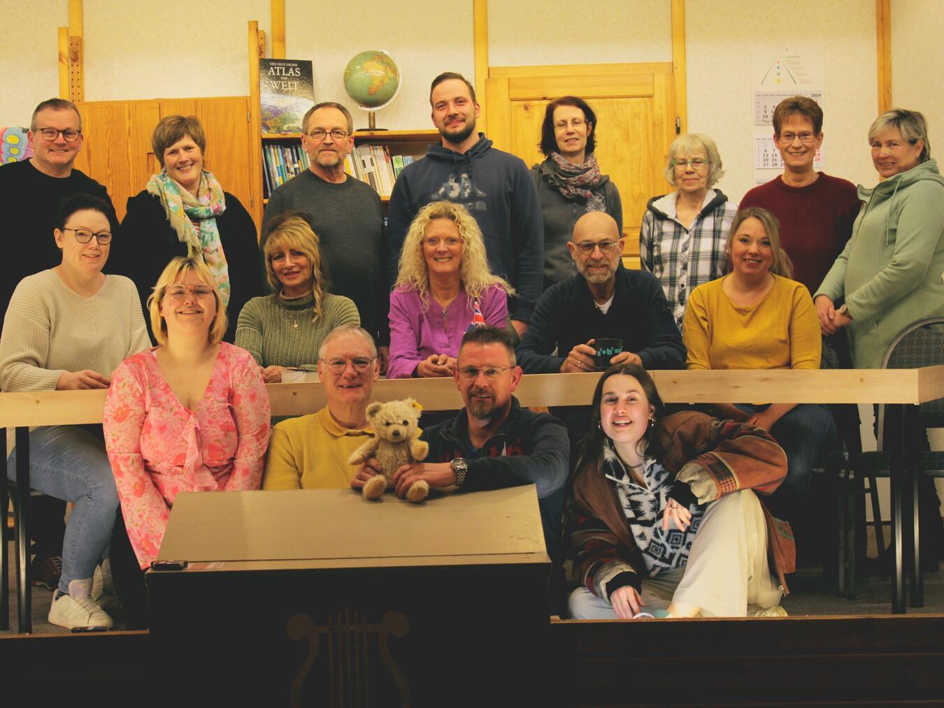 Das Ensemble der Dorfbühne Mehr zum neuen Stück „Lehrer, Lügner, Lotterleben“. Foto: privat