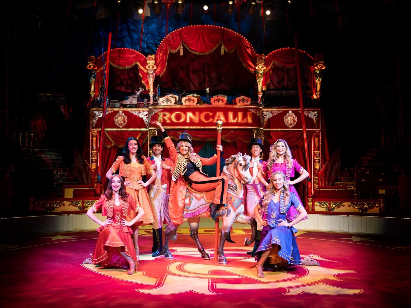 "Ensemble von Circus Roncalli mit internationalen Künstlern, Zirkusshow"