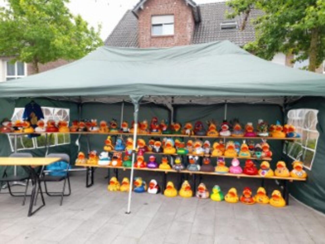 "Kreative Enten in Weeze, präsentiert vom Ententeam der Gemeinde, laden zum Entdecken ein."