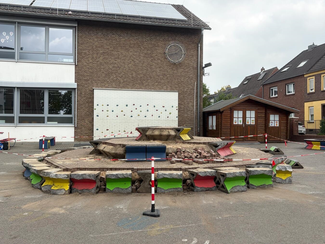 "Erste Abrissarbeiten zur Erstellung von Erinnerungsstücken, Baustelle mit Schutt und Baugeräten"