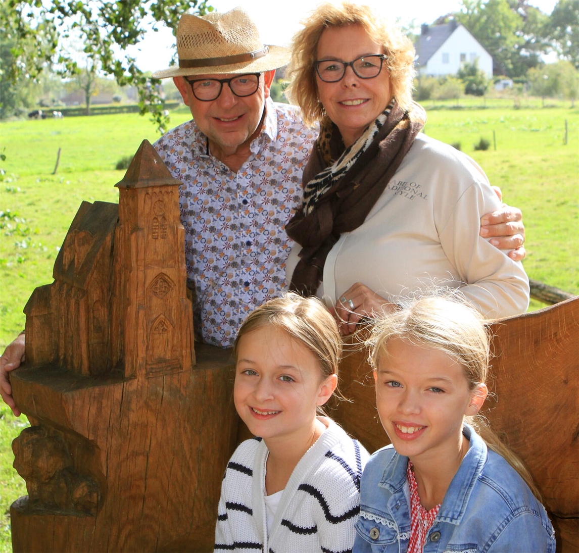Das Erntekönigspaar Claudia Beaupoil und Thomas Hegerath mit den beiden Kinderköniginnen Luise Elbers und Leni Janßen. Foto: privat