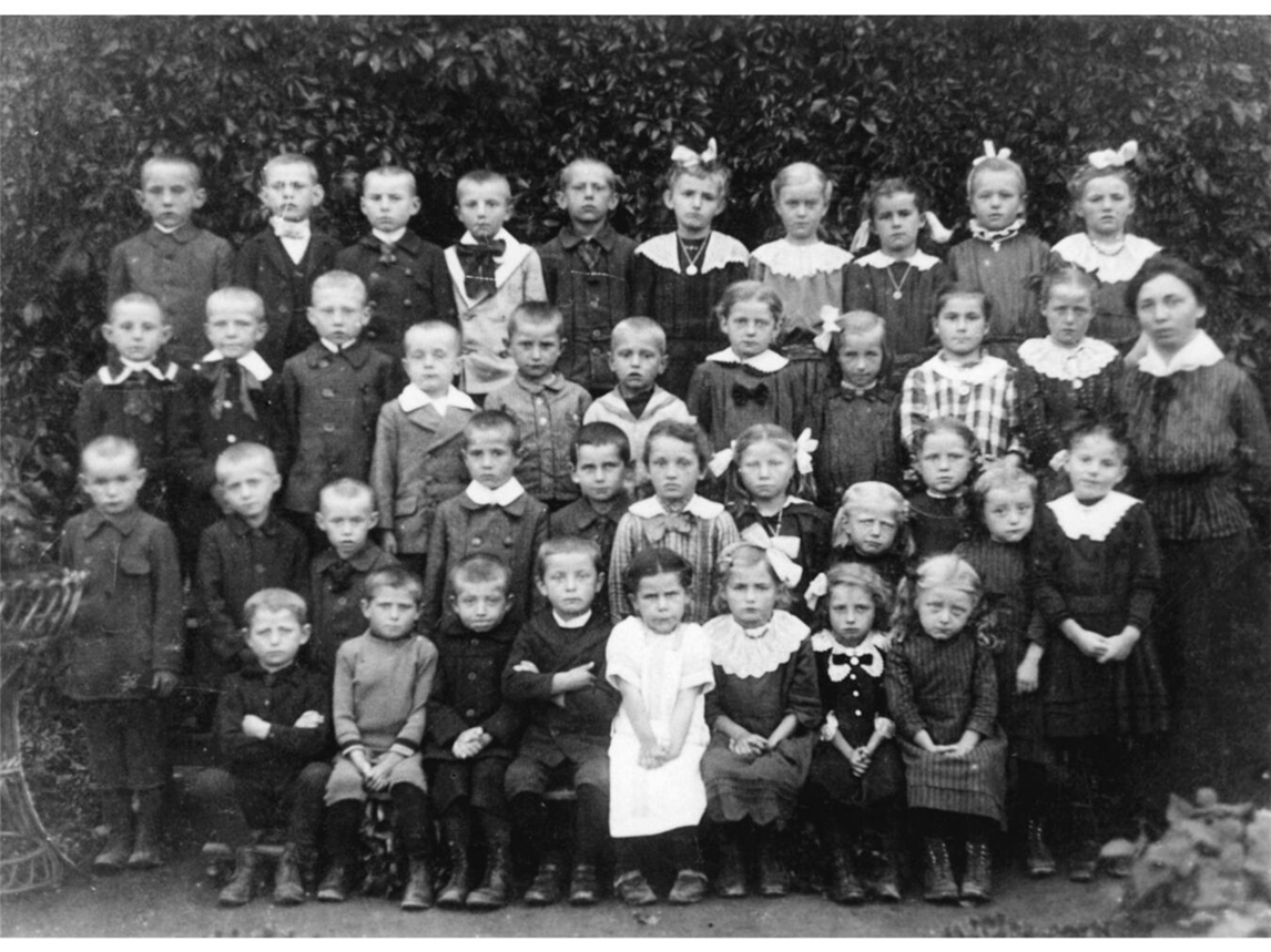Nieukerker Schulgeschichte(n) Das erste bis vierte Schuljahr in der Volksschule Winternam im Jahr 1922.Foto: Gemeindearchiv Kerken, Fotosammlung Geenen