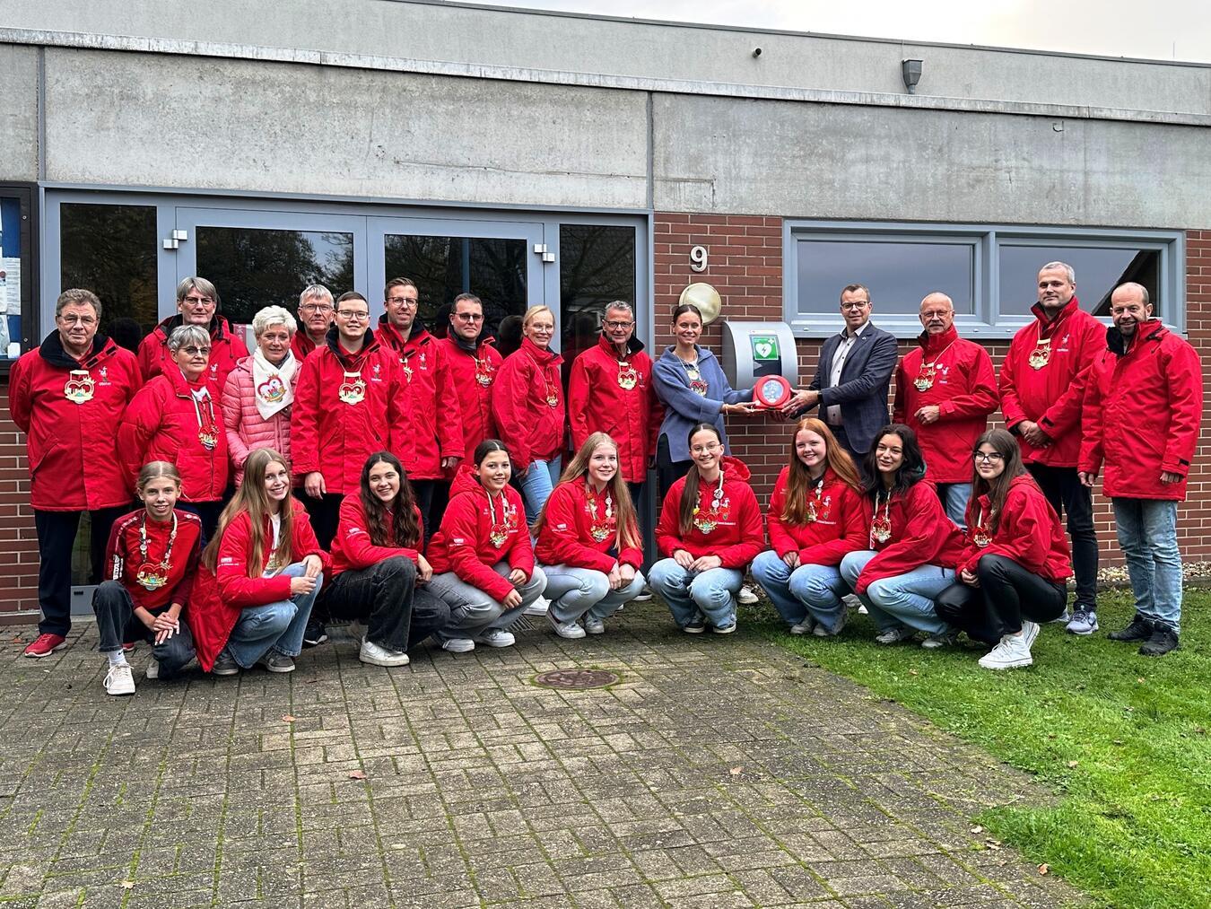 Das erste Gerät wurde jetzt an der Sporthalle in Hasselt montiert. Foto: Gemeinde Bedburg-Hau