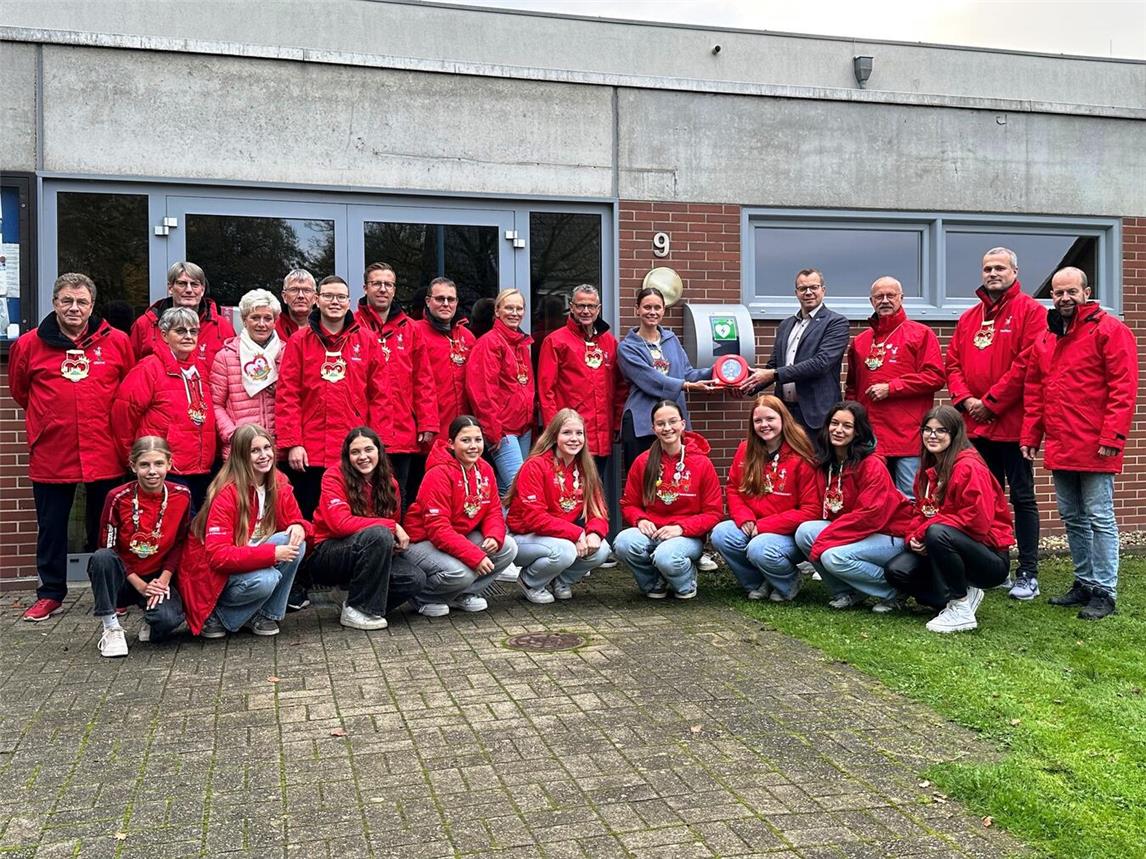 Das erste Gerät wurde jetzt an der Sporthalle in Hasselt montiert. Foto: Gemeinde Bedburg-Hau
