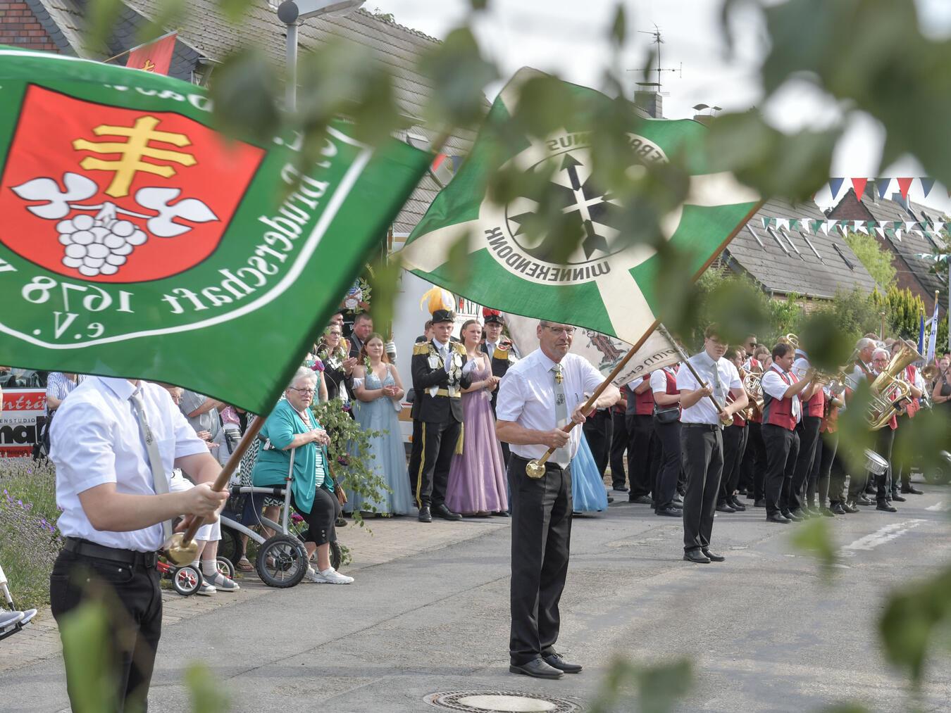 Das Fahnenschwenken und der Umzug sind fester Bestandteil des Programms.