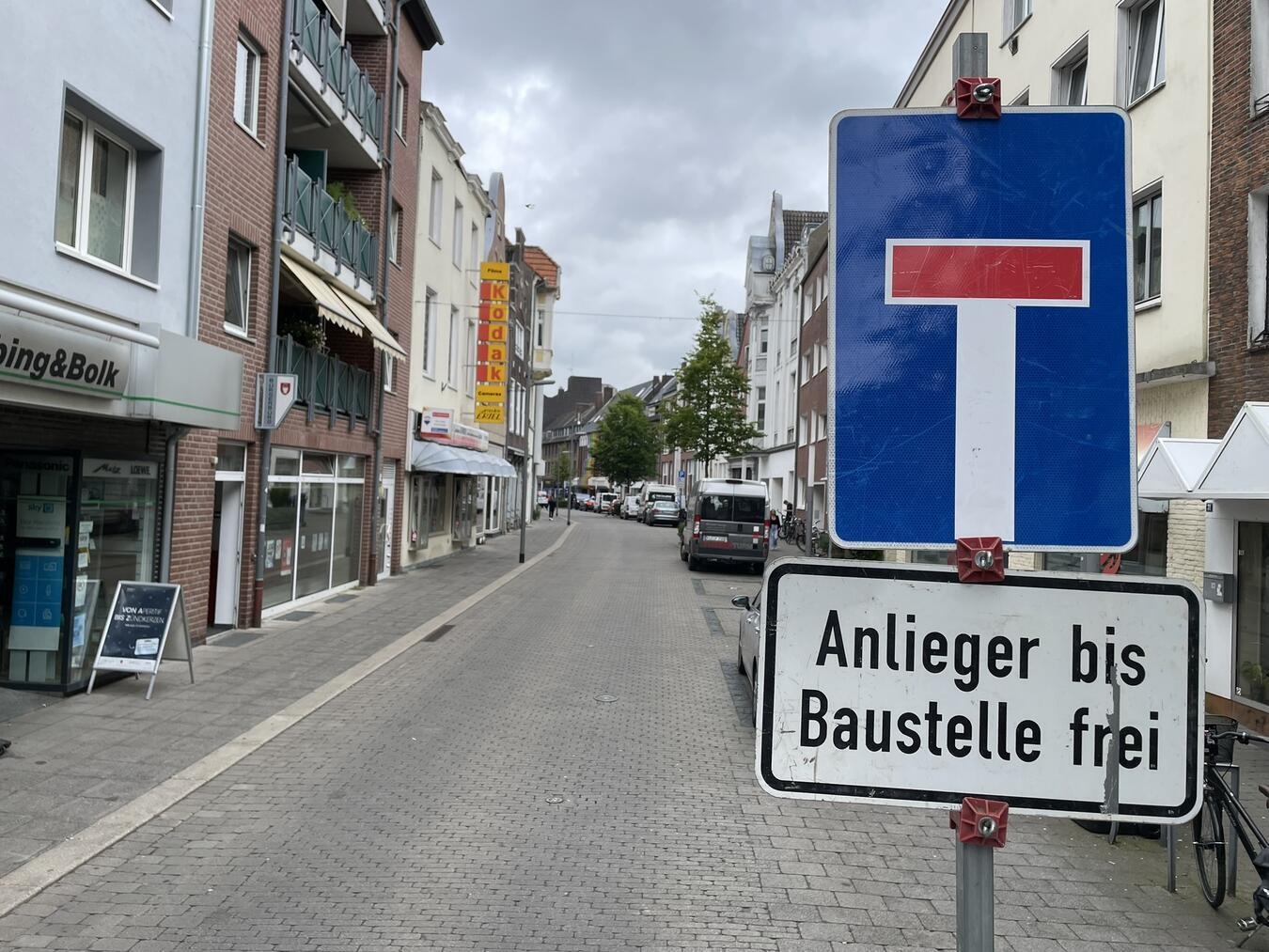 "Abgesacktes Fahrbahnpflaster in der Steinstraße, Reparatur durch Fachunternehmen, Emmerich"