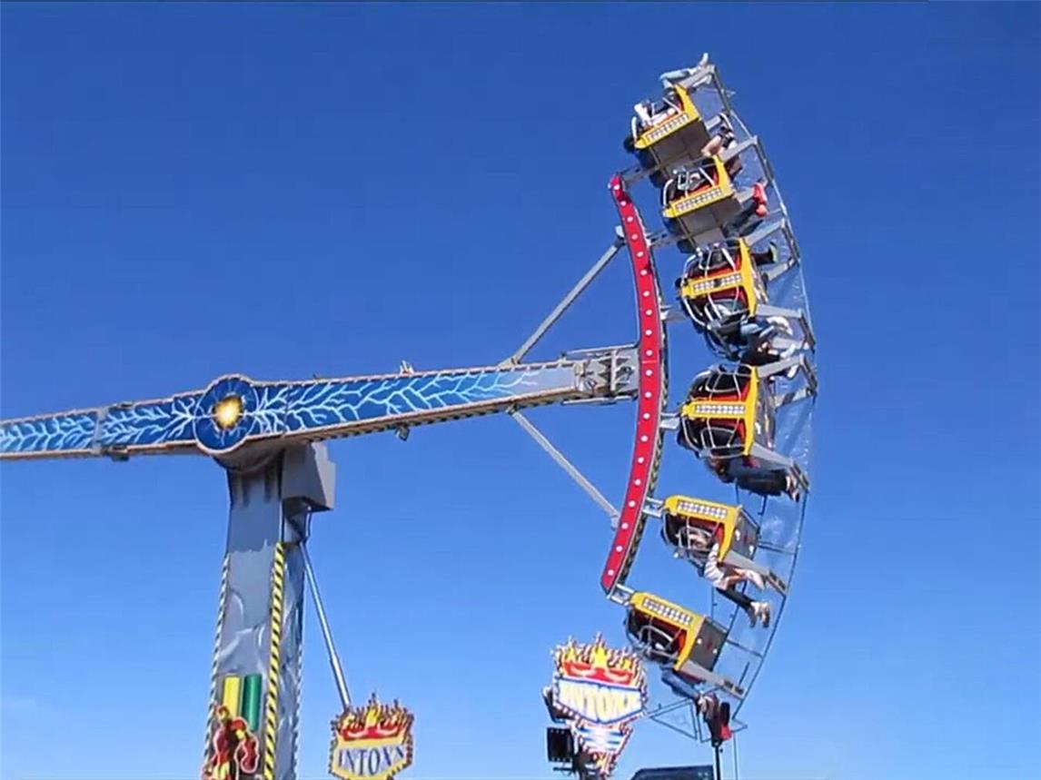 Das Fahrgeschäft „Intoxx“ und das Riesenrad „Solar Wheel“ sorgen für Kirmesspaß und Nervenkitzel in Geldern.Fotos: privat