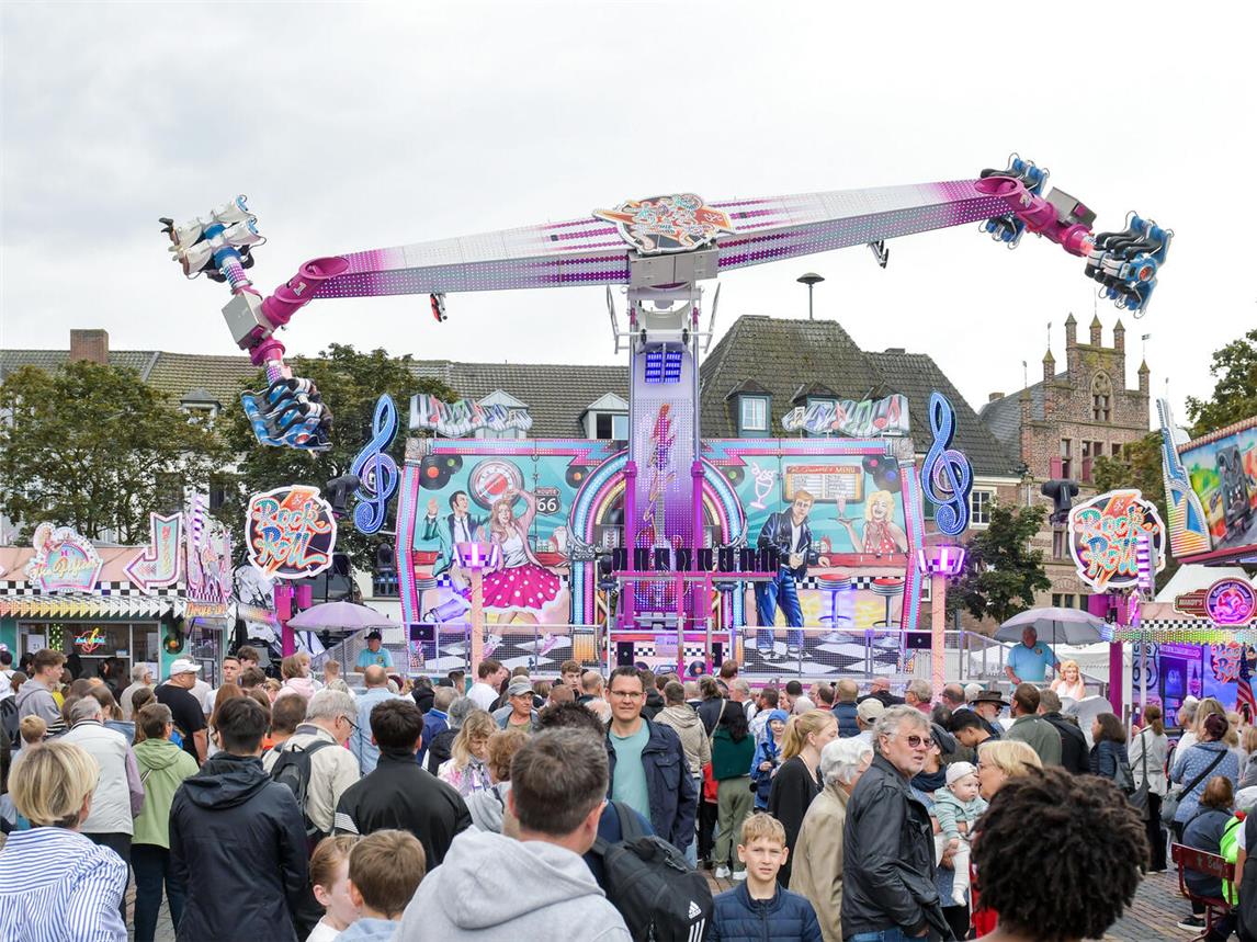 Das Fahrgeschäft „Rock & Roll“ hat bereits im vergangenen Jahr für viele Adrelanin-Kicks auf dem Großen Markt in Xanten gesorgt. NN-Archivfoto: Gerhard Seybert