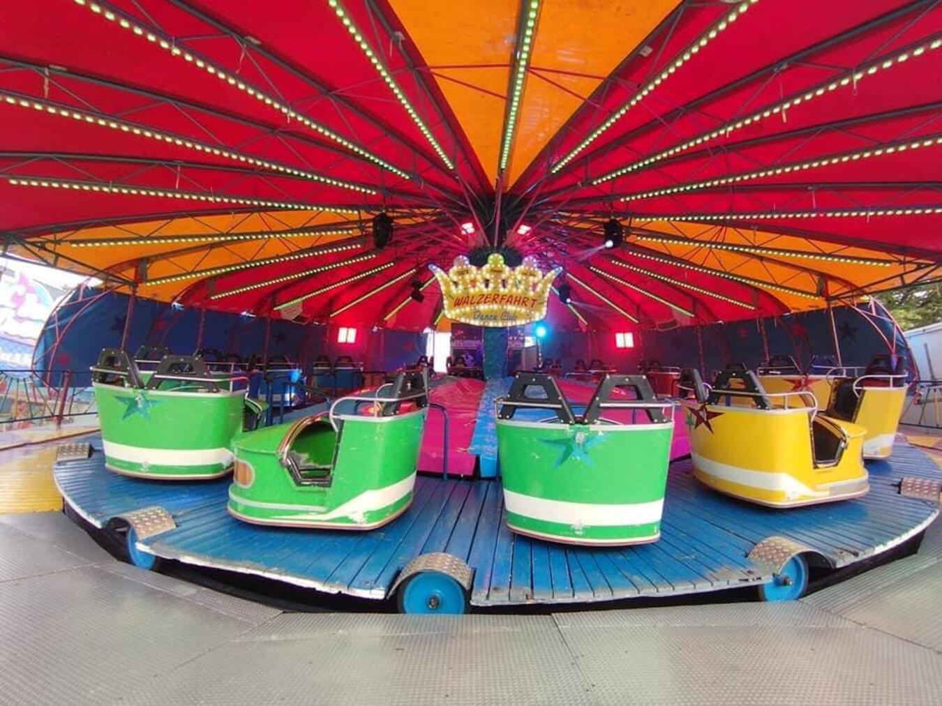 Dorfkirmes in Haldern auf dem Lindendorfplatz Das Fahrgeschäft „Walzerfahrt“ Familie Kropp aus Duisburg kommt erstmals nach Haldern. Foto: privat