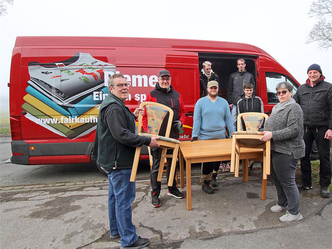 Das Fairkaufhaus in Geldern holte die Möbel bei Möbel Olfen in Xanten ab. NN-Foto: Theo Leie