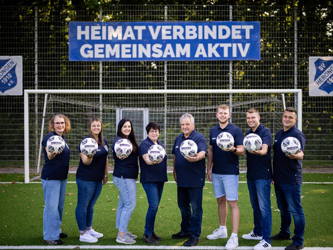 Das Festkettenquartett zur Heronger Kirmes 2025 (v.l.n.r.): Sandra Lemmen, Fabienne Wefers, Corinna Born, Annette Born, Karl-Heinz Born, Robin Schmidt, Philipp Hansen und André Lemmen.Foto: privat