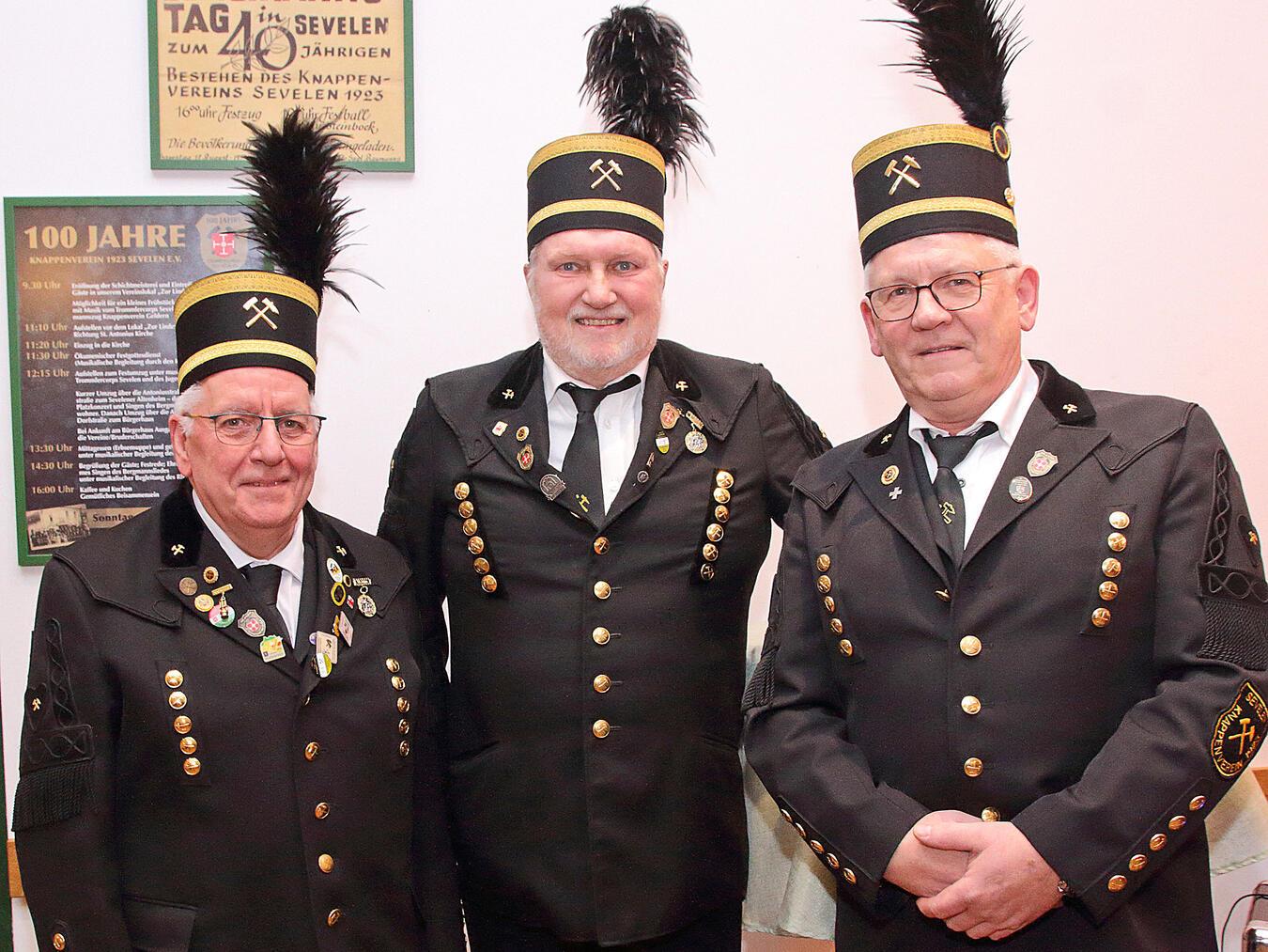 Das Festkettentrio des Knappenvereins Sevelen: (v.l.) Adjutant Rainer Gottschling, Festkettenträger Klaus Stausebach und Adjutant Siegmund Hein.NN-Foto: Theo Leie