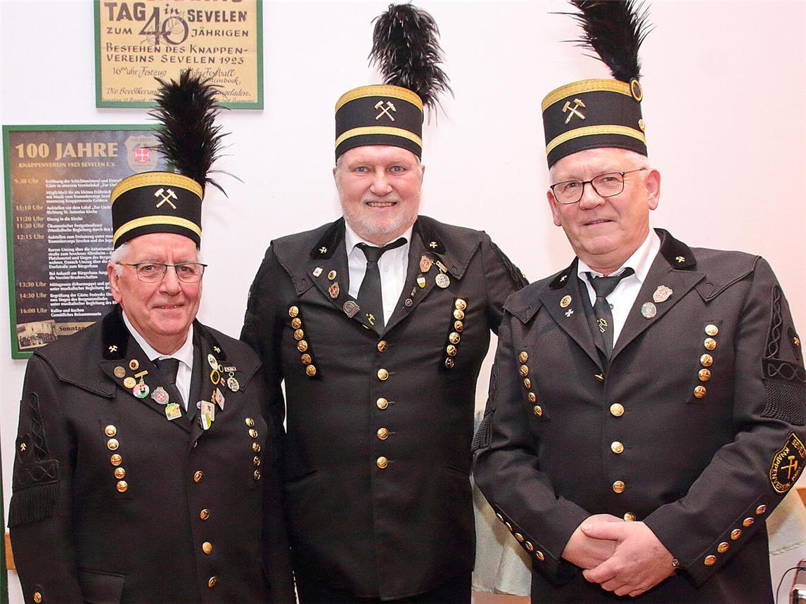 Das Festkettentrio des Knappenvereins Sevelen: (v.l.) Adjutant Rainer Gottschling, Festkettenträger Klaus Stausebach und Adjutant Siegmund Hein.NN-Foto: Theo Leie