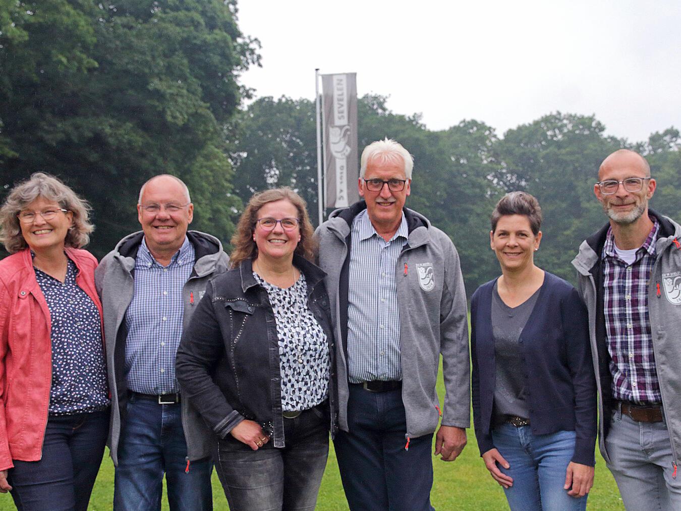 Das Festkettentrio des SV Sevelen: (v.l.) Beate Sibben und Adjutant Dieter Sibben, Barbara Backus und Festkettenträger Norbert Backus, Adjutantin Michaela Dellen und Ehemenn Sascha van Els.NN-Fotos: Theo Leie