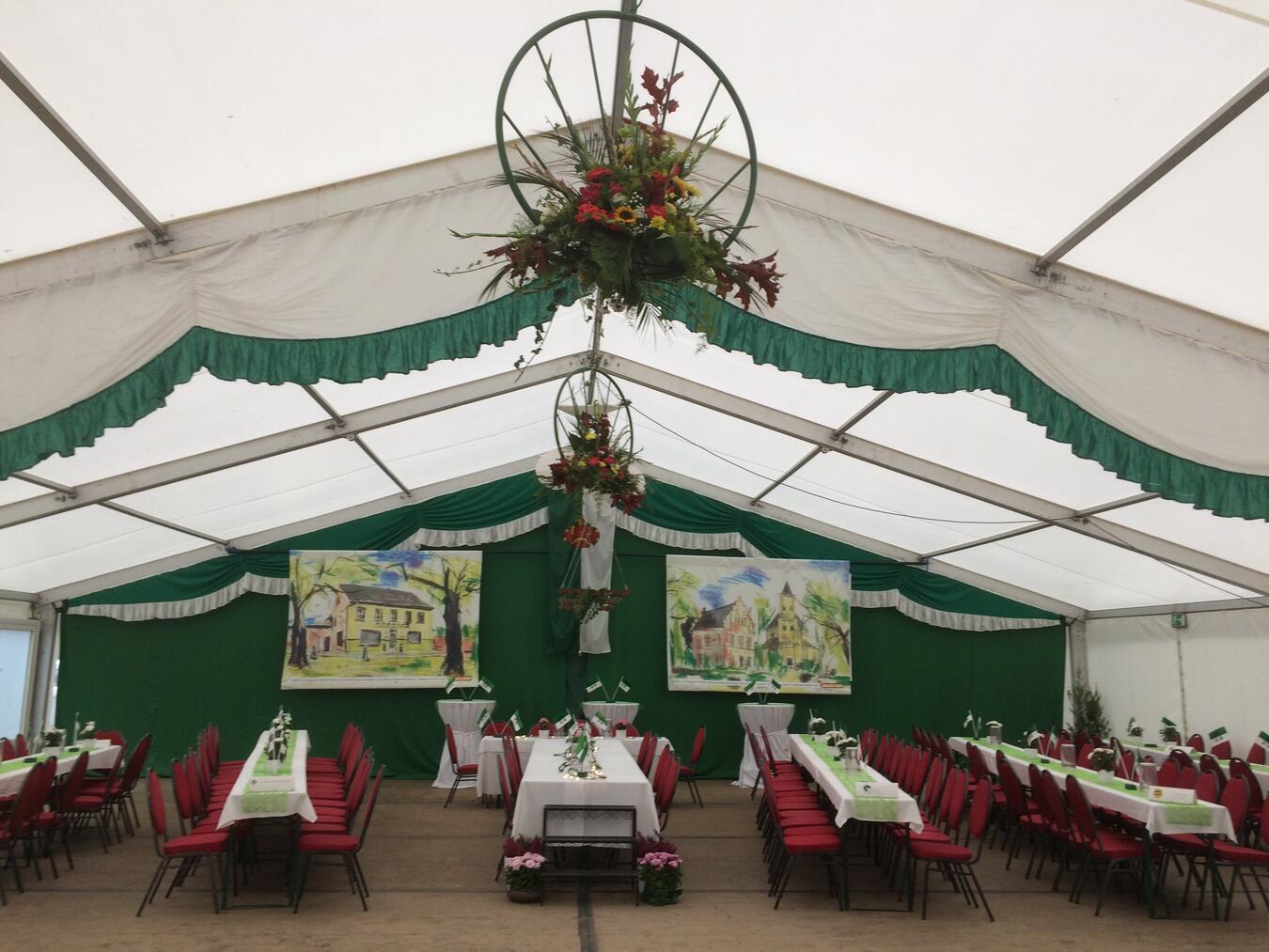 Das Festzelt am Dorfanger wartet auf die Besucher.