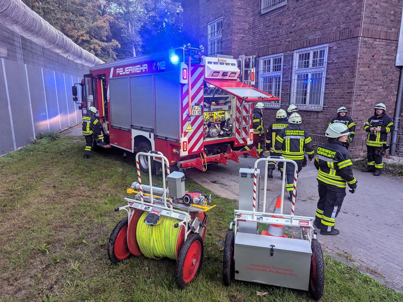 "Feuerwehr Bedburg-Hau löscht Brand mit Hochdruckfeuerlöscher"