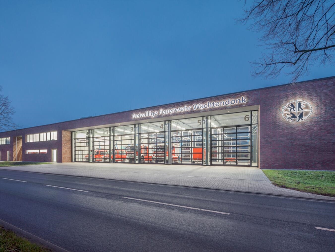 Das Feuerwehrgerätehaus in Wachtendonk.Fotos: Architekturbüros Michael van Ooyen/Freie Architekten