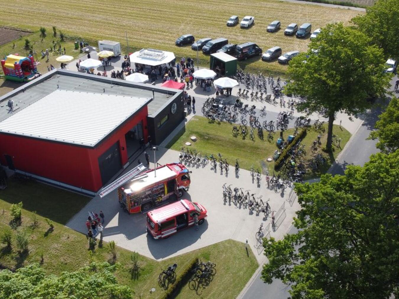 Das Feuerwehrhaus in Brüxken ist am Vatertag wieder für alle geöffnet und die Kameraden haben einiges für die Gäste vorbereitet.Foto: privat