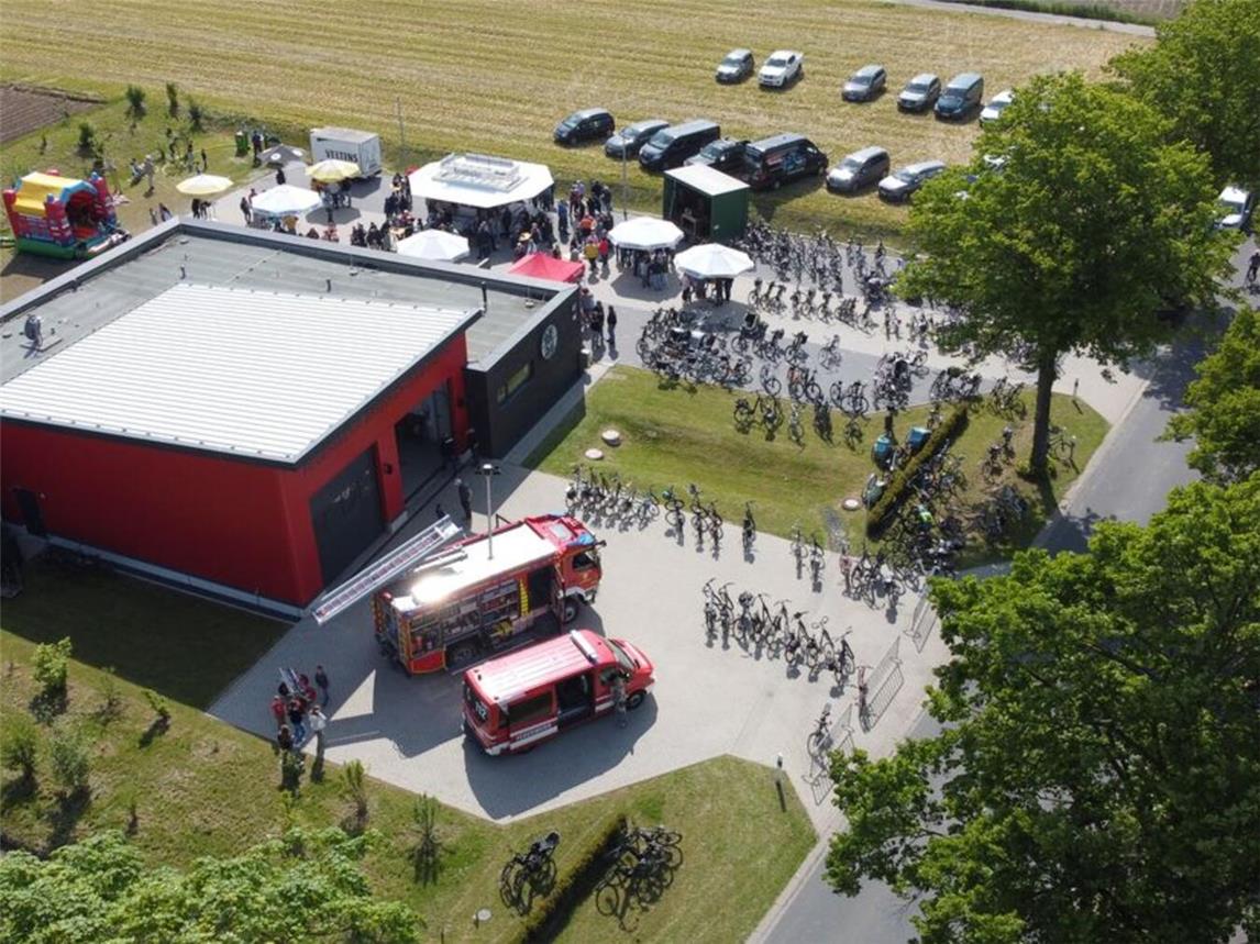 Das Feuerwehrhaus in Brüxken ist am Vatertag wieder für alle geöffnet und die Kameraden haben einiges für die Gäste vorbereitet.Foto: privat