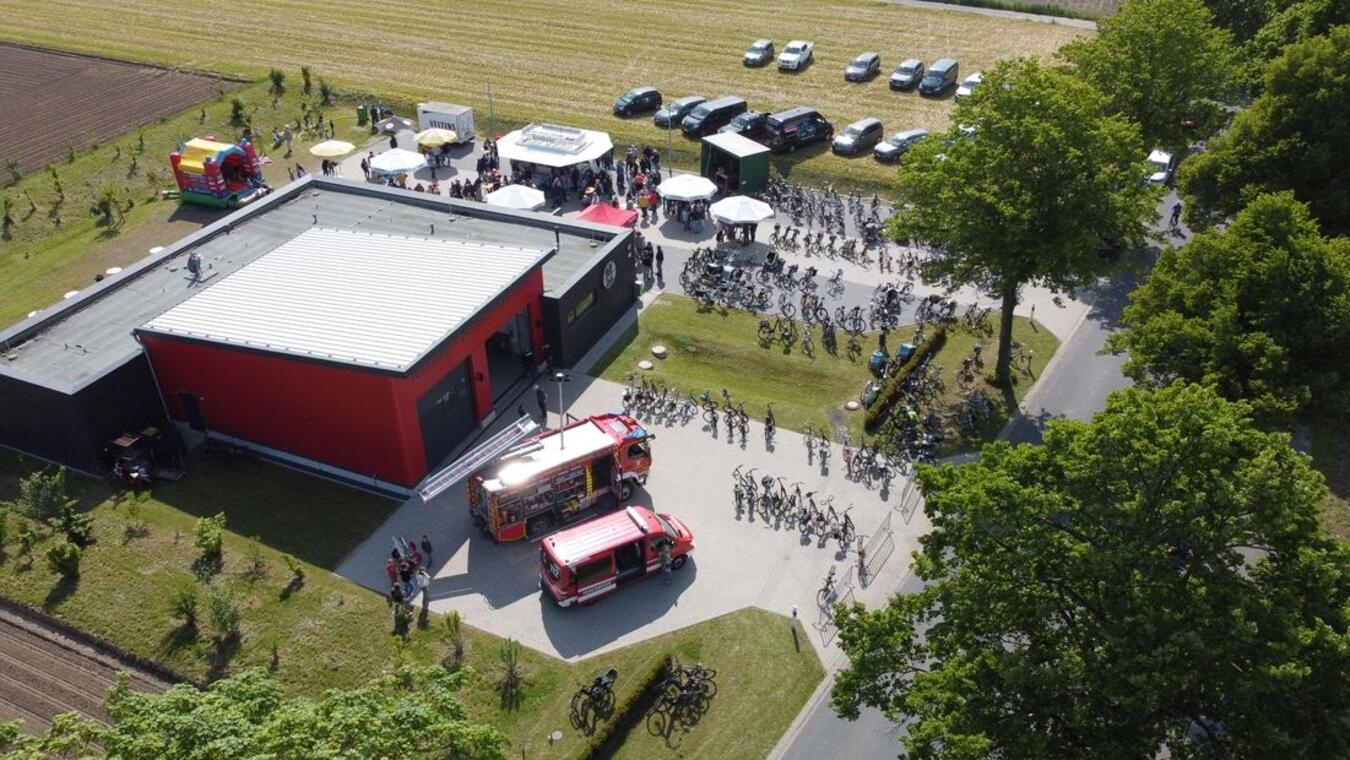 "Feuerwehrhaus Brüxken Vatertag Veranstaltung, offene Türen für Besucher, Feuerwehrkameraden begrüßen Gäste"