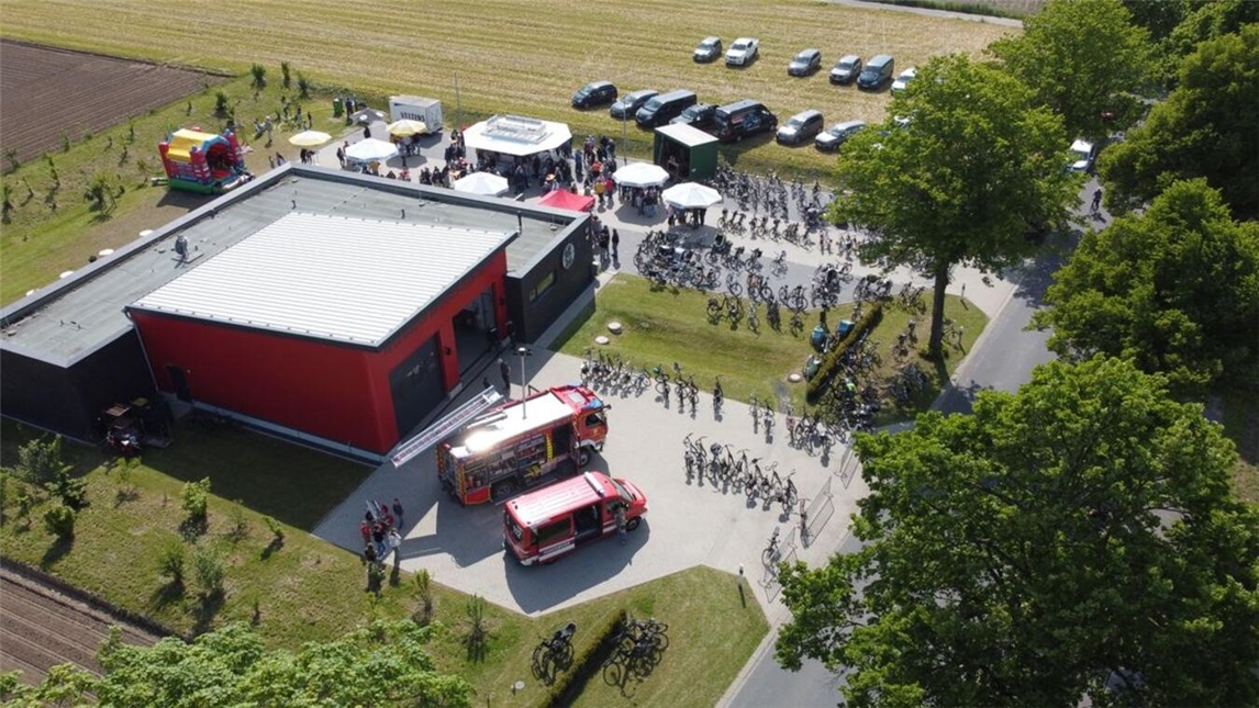 "Feuerwehrhaus Brüxken Vatertag Veranstaltung, offene Türen für Besucher, Feuerwehrkameraden begrüßen Gäste"