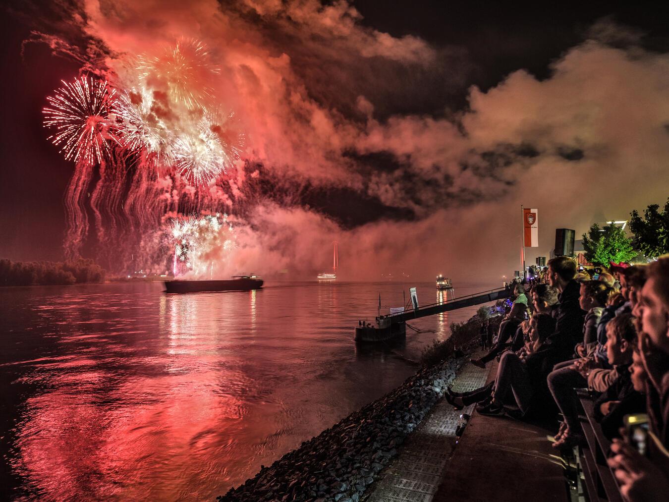 Das Feuerwerk ist für viele Besucher das Highlight bei „Emmerich im Lichterglanz“. Foto: WfG Emmerich/mvo