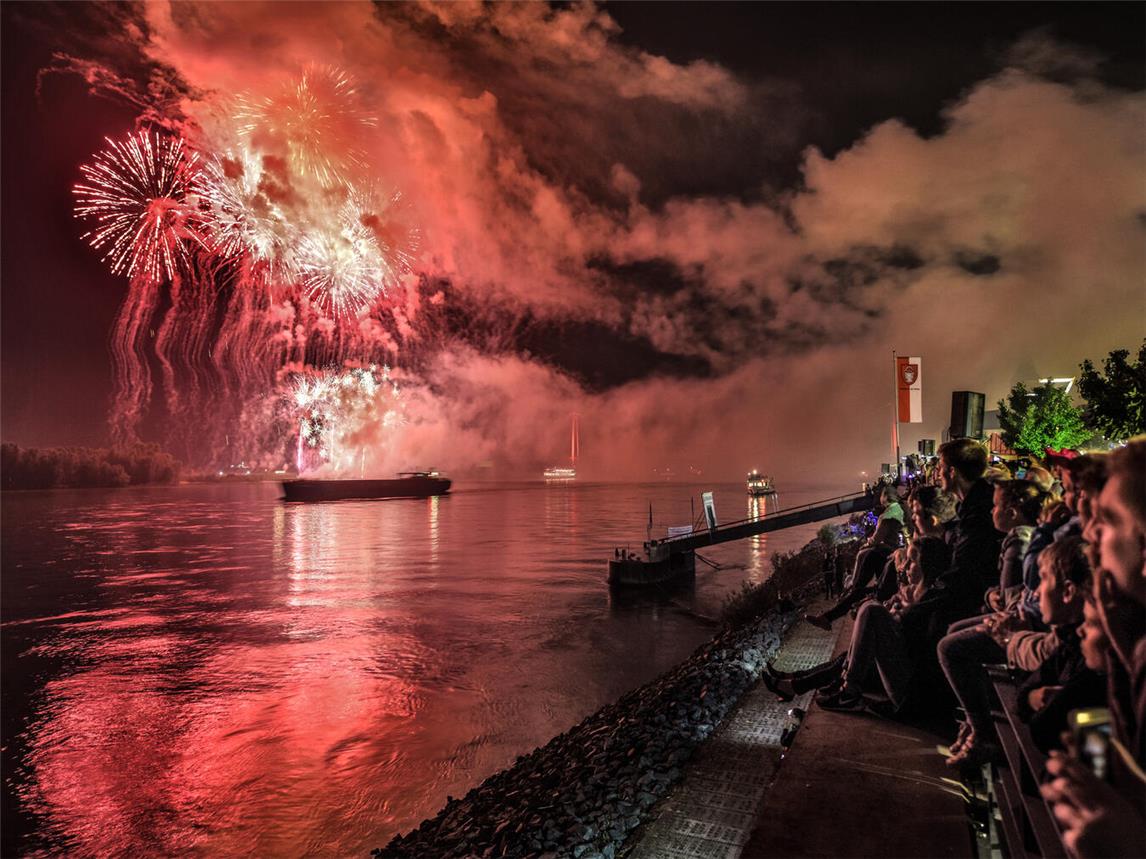 Das Feuerwerk ist für viele Besucher das Highlight bei „Emmerich im Lichterglanz“. Foto: WfG Emmerich/mvo
