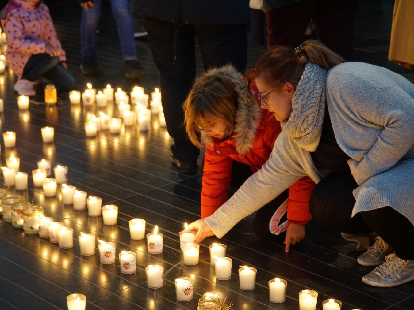 Das Forum Pax Christi verwandelt sich in einer Lichtermeer. Foto: Caritasverband Geldern-Kevelaer